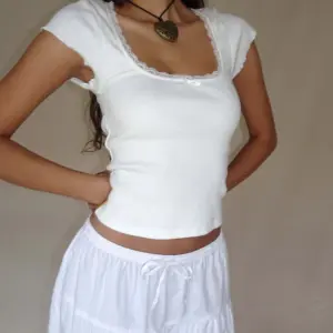 Camiseta Vintage y2k para bebé, camiseta de punto con ribete de encaje de cabaña, camiseta de manga corta con cuello cuadrado de verano para mujer, Top corto blanco de la lechera