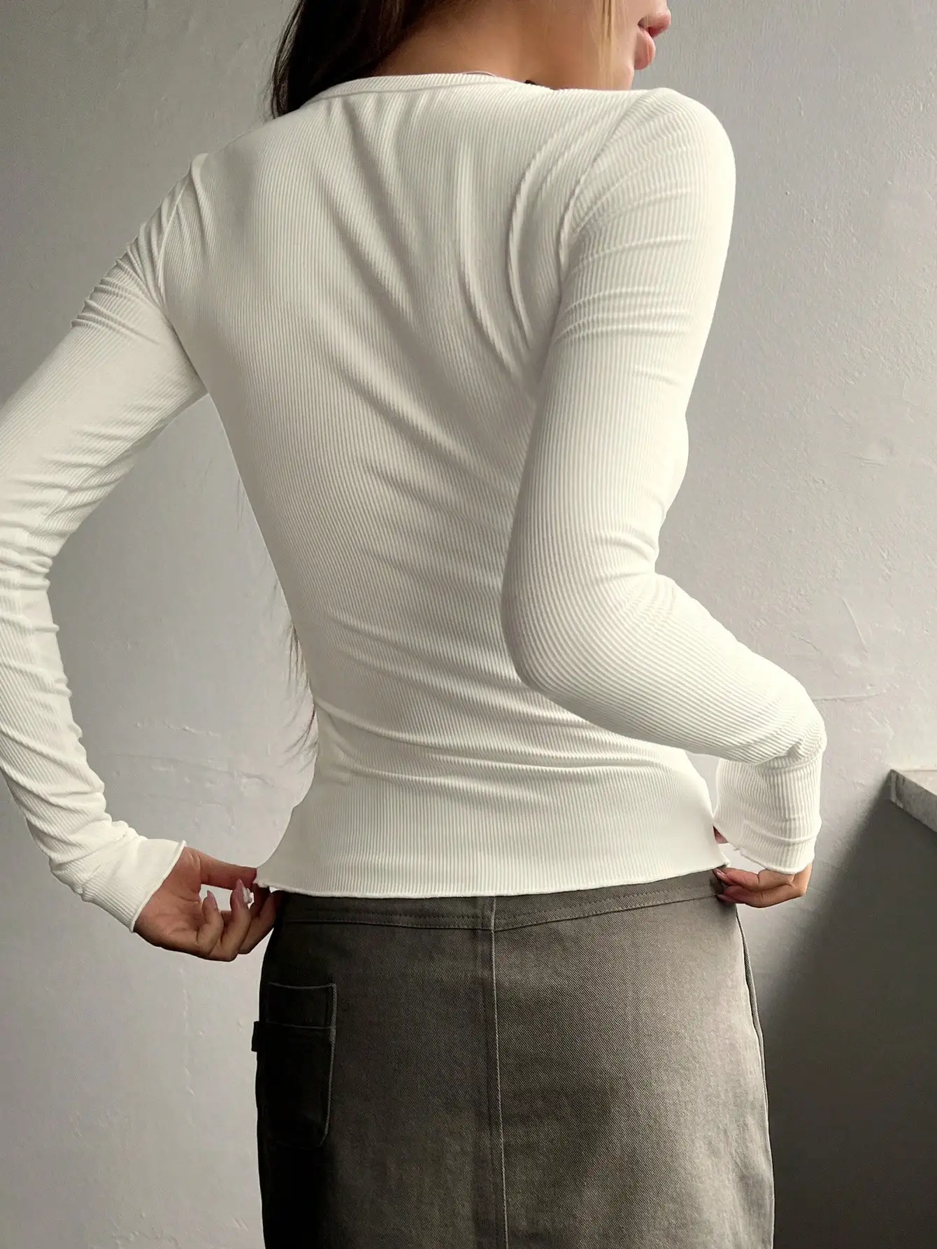 Camiseta acanalada frontal con medio botón liso para mujer, top de moda, camiseta informal de manga larga con cuello redondo - Imagen 2